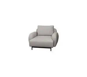 Lys brun loungestol med lavt armlæn, moderne look, polstret sæde og slanke, mørke ben.